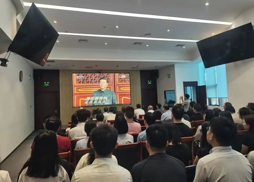 豪运国际welcome集团组织干部职工集中寓目“纪念中国人民抗日战争暨天下反法西斯战争胜利80周年大会”现场直播